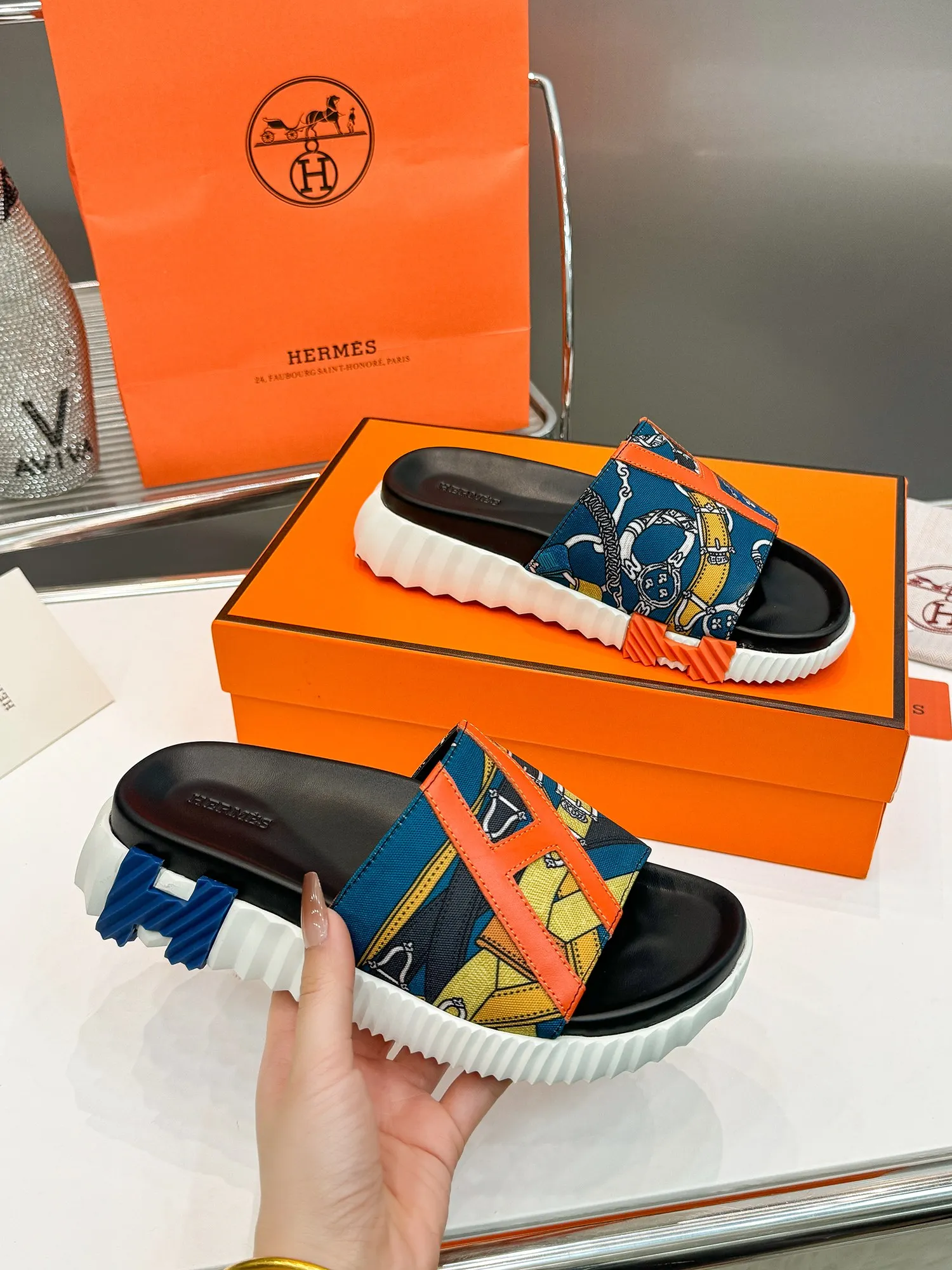 💕💕Factory direct selling price p460💕💕 ♥The latest Hermes (HERMES) ▼Slippers, thong toe sandals, flat shoes, beach shoes, calfskin non-woven splicing. Outsole, original IP foam bottom, light and soft, comfortable for the upper foot, size 35-46